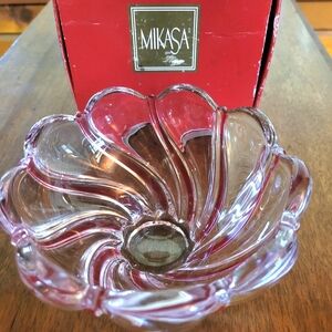 Mikasa Peppermint Twist Swirl Glass Bowl (112)